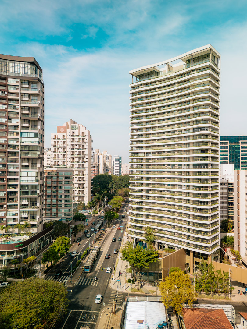 Villa Versace Moema - Plantas De 149m² A 418m² - Lavvi - Fotos (10) Fachada da Torre Residencial do Lançamento Villa by Versace Home