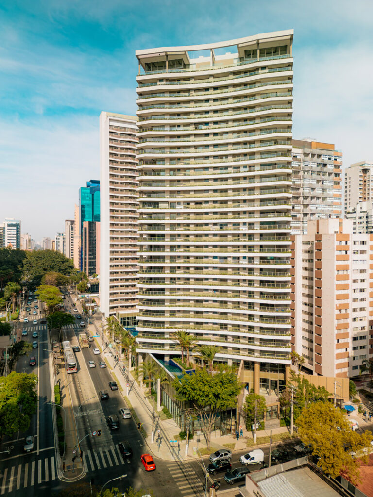 Torre residencial do Villa Versace Moema e o entorno de Moema. Foto do empreendimento pronto.