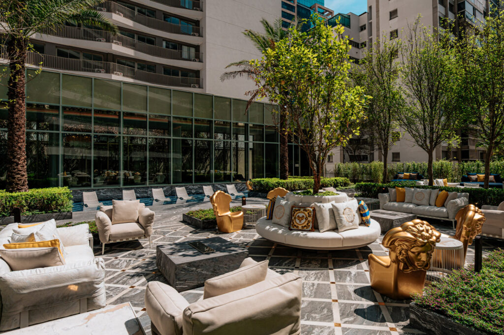 Lounge externo do Villa Versace Moema. Foto do empreendimento pronto.