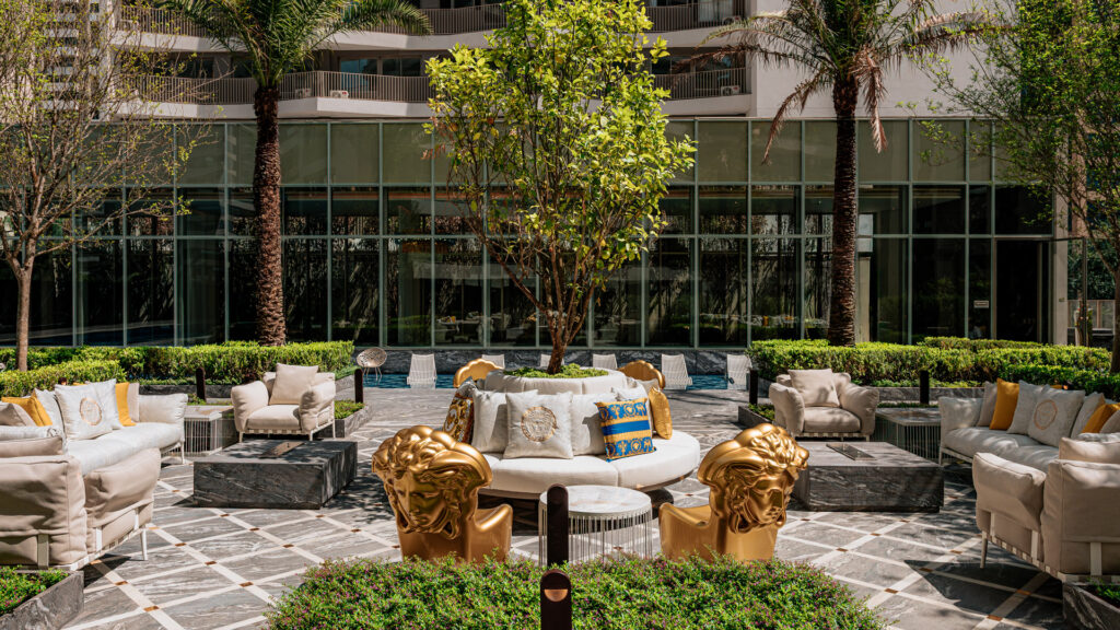 Praça central com lounge do Villa Versace Moema. Foto do empreendimento pronto.
