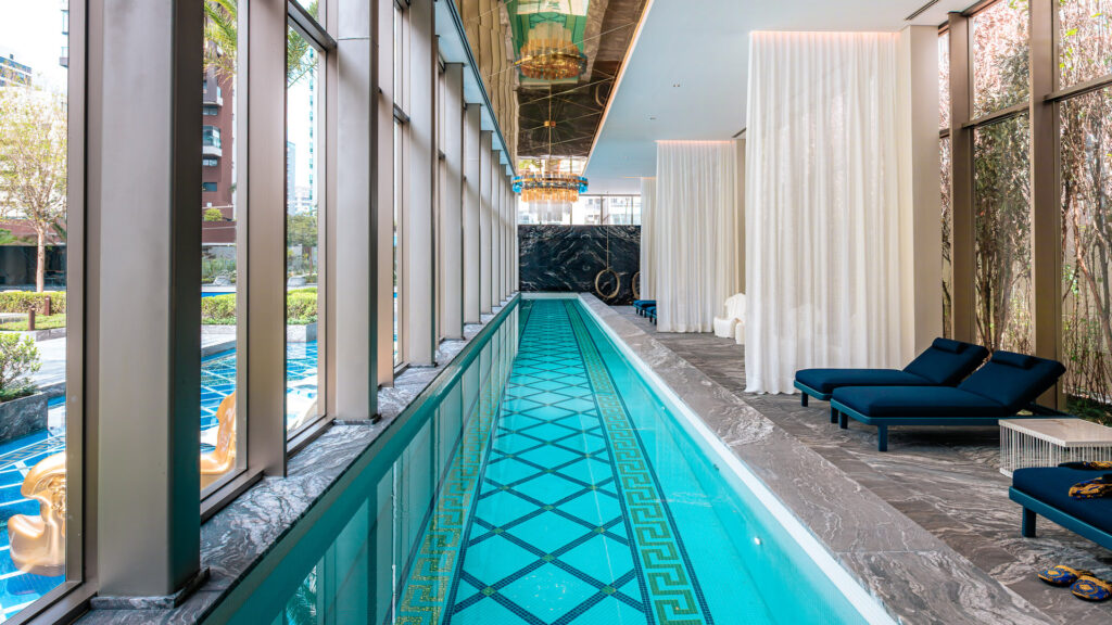 Piscina coberta com raia do Villa Versace Moema. Foto do empreendimento pronto.