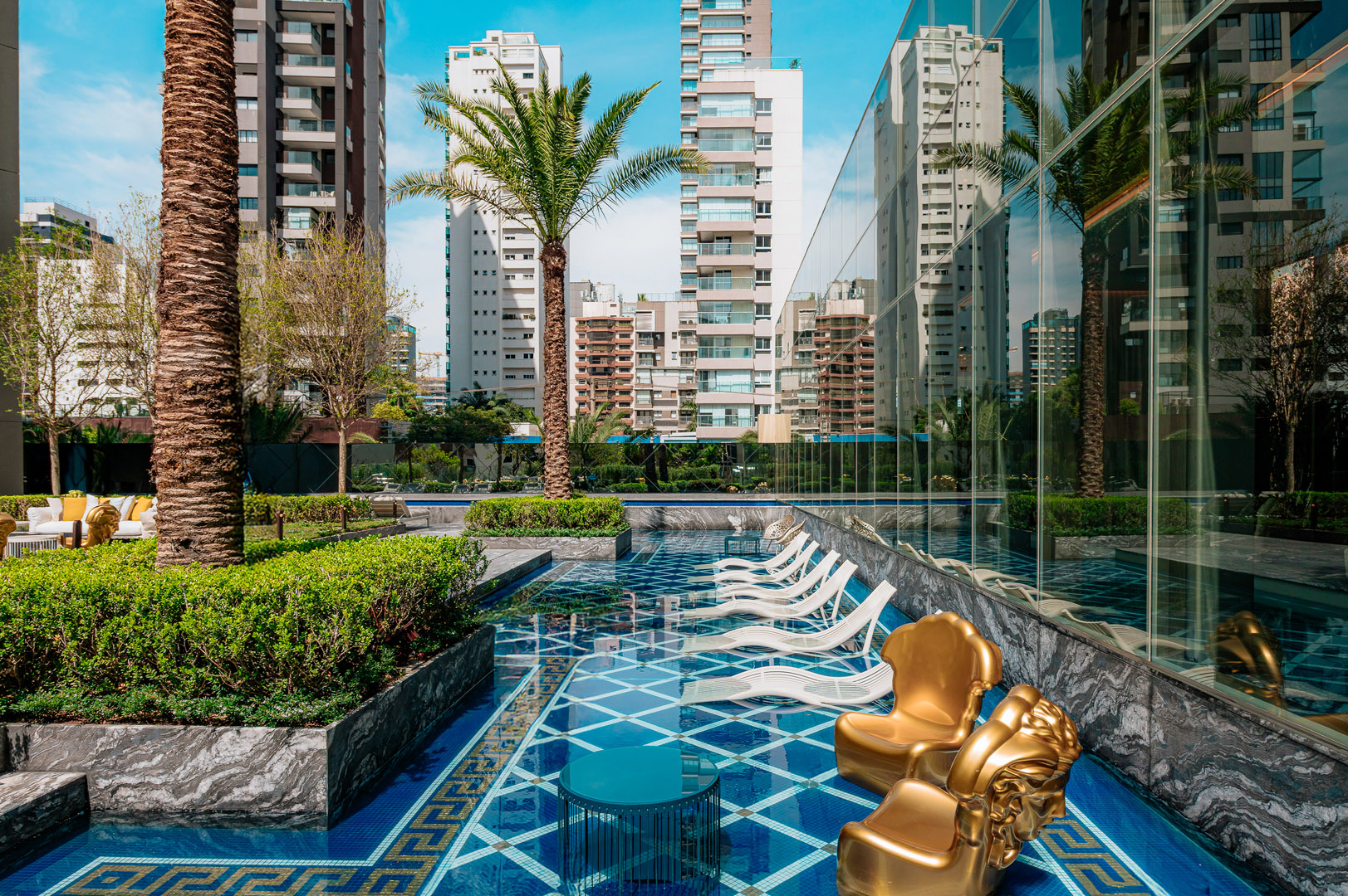 Solarium da Piscina da Torre Residencial do Lançamento Villa by Versace Home